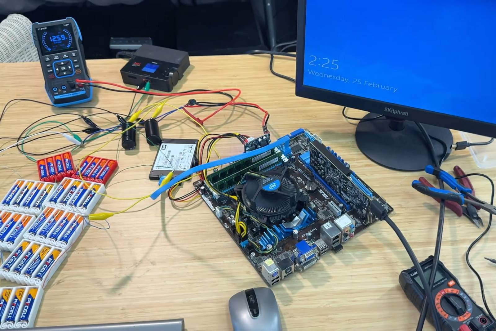 AA Alkaline Batteries Powering a PC: A Surprising Experiment