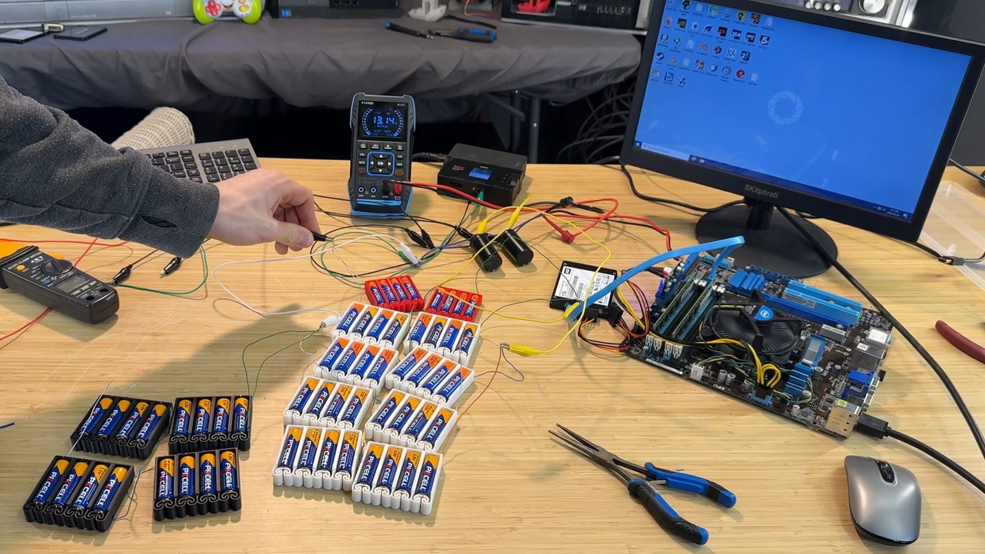 AA Batteries Power PC: A Quirky Tech Experiment