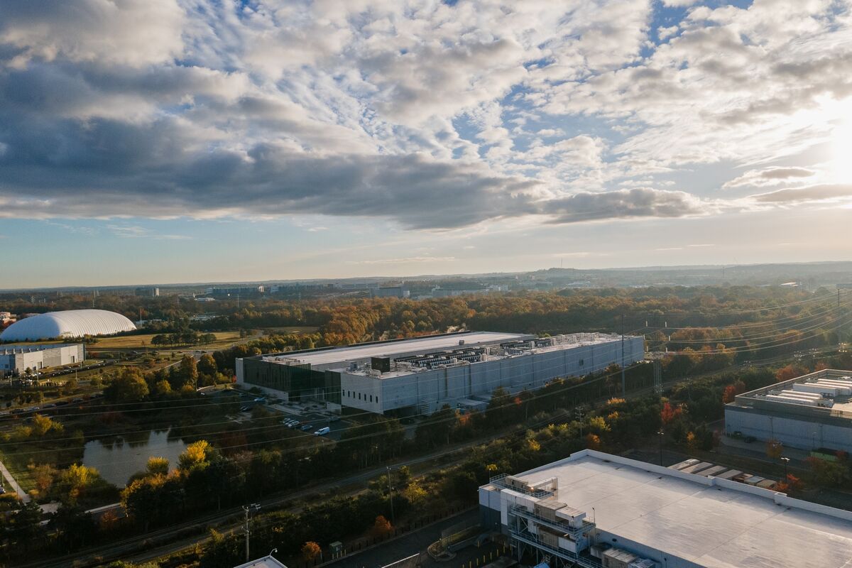 Tech Giants Shift Focus: Cloud Investments and AI-Driven Layoffs