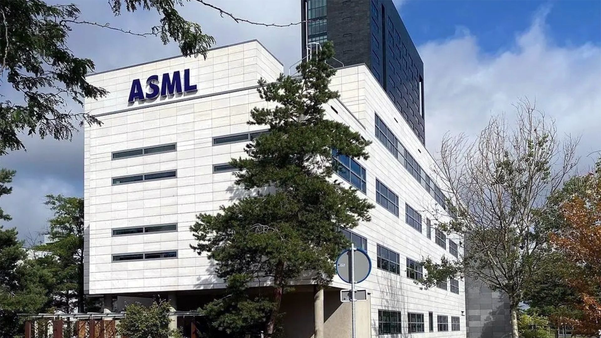ASML Management Cuts Leave Workers in the Dark