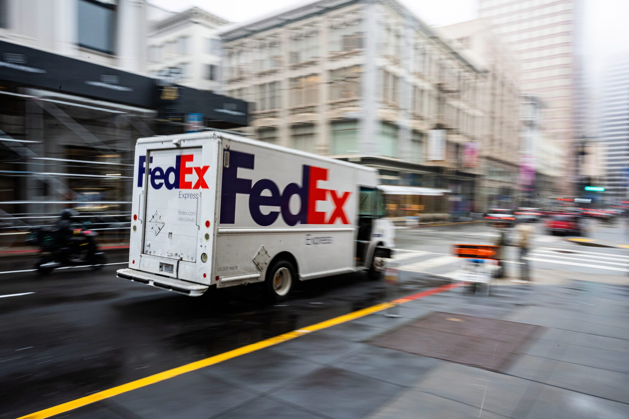 FedEx Pledges Tariff Refunds if Trump's Tariffs Ruled Illegal