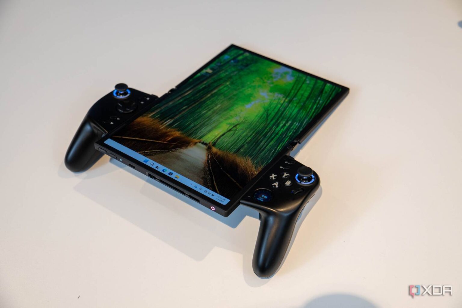 Lenovo's Folding OLED Gaming Handheld: MWC 2026's Hottest Tech