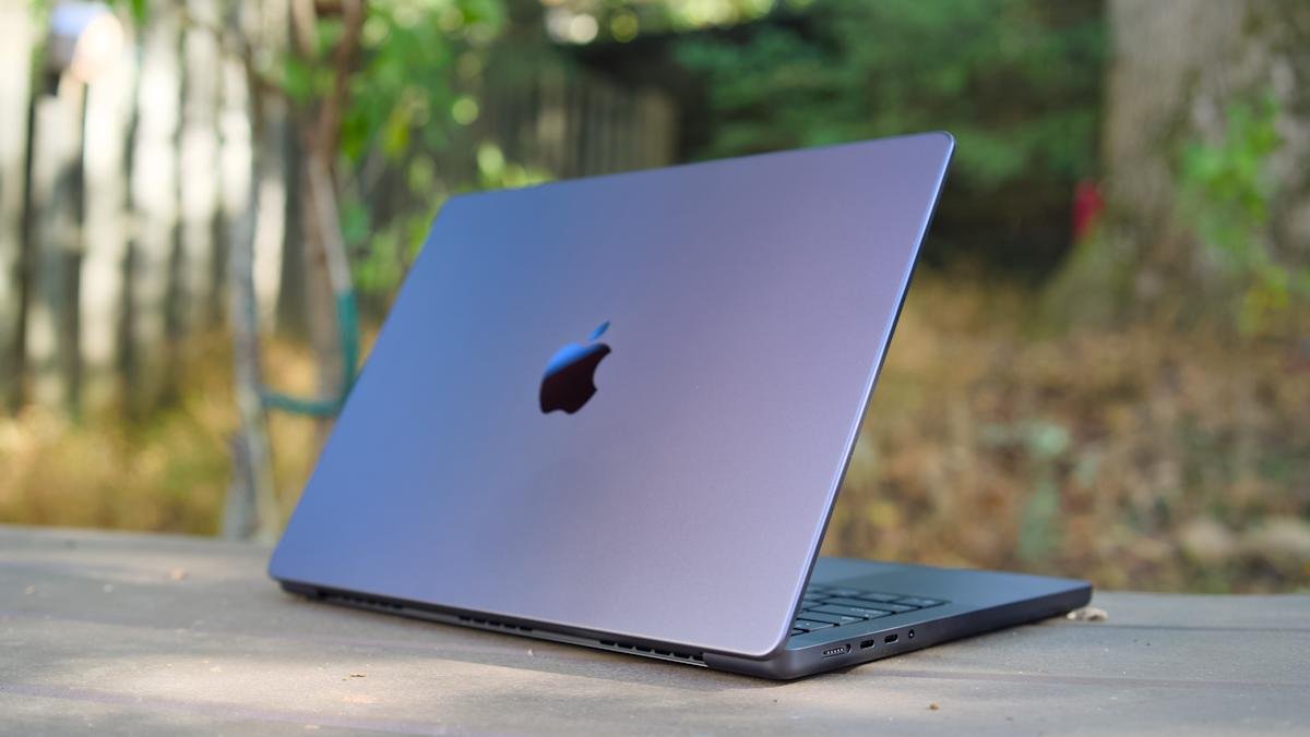 Cheap MacBook: Apple's Smart Move to Win Windows Users