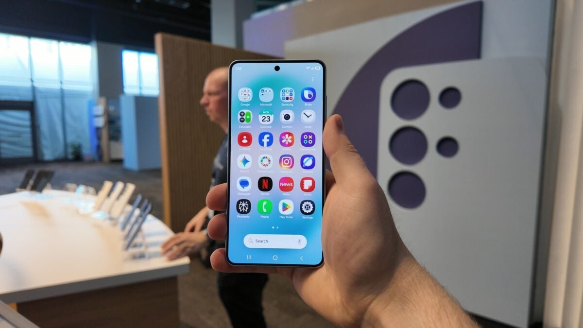 iPhone 17 vs Galaxy S26: Key Features You’ll Only Find on Apple’s New Flagship